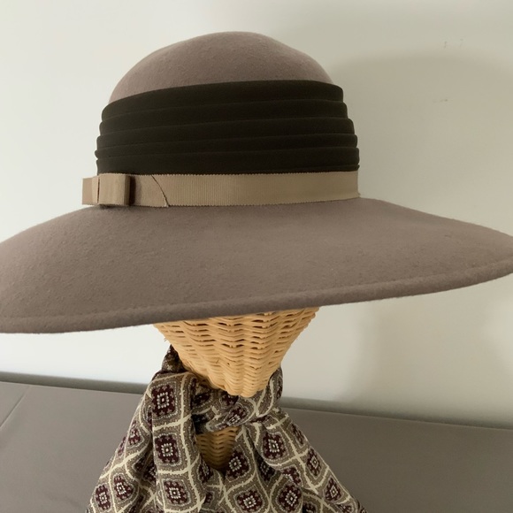 Vintage Gwenn Pennington/Michael Howard. Taupe and brown. One blemish - Picture 2 of 9